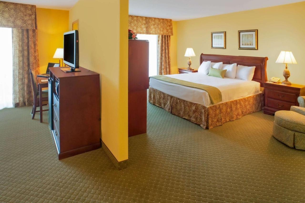 Clarion Hotel & Suites Convention Center Фредериксбърг Екстериор снимка
